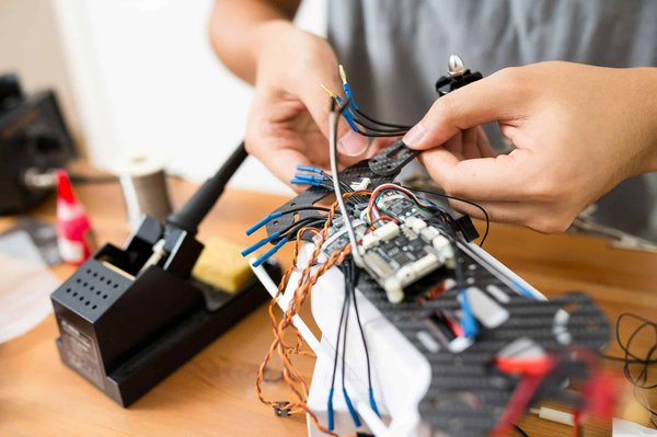 Comment les entreprises de construction peuvent-elles intégrer les drones pour surveiller les chantiers de manière plus efficace ?